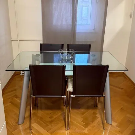 Arena Public Free Parking In Front Of Building Apartmán *