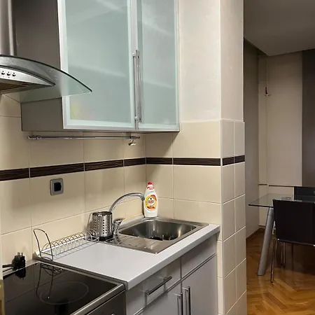 Arena Public Free Parking In Front Of Building Apartmán Bělehrad